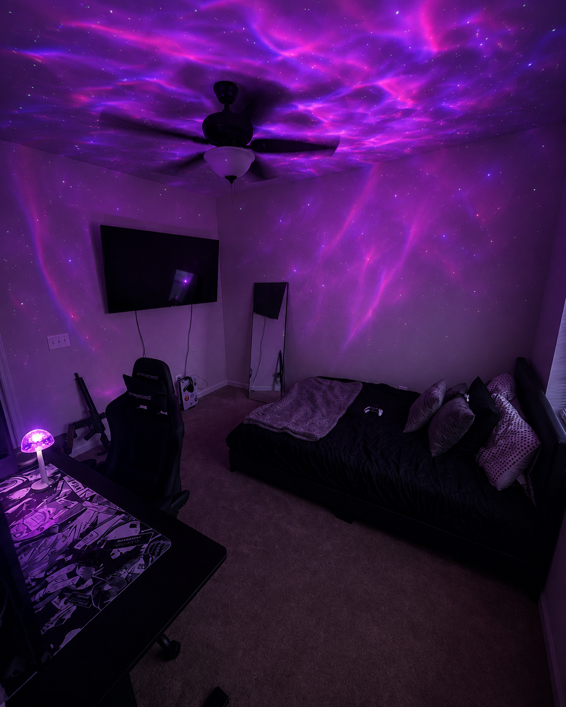 Ambiance LYNOVAIR dans une chambre — projection lumineuse violette sur les murs et le plafond